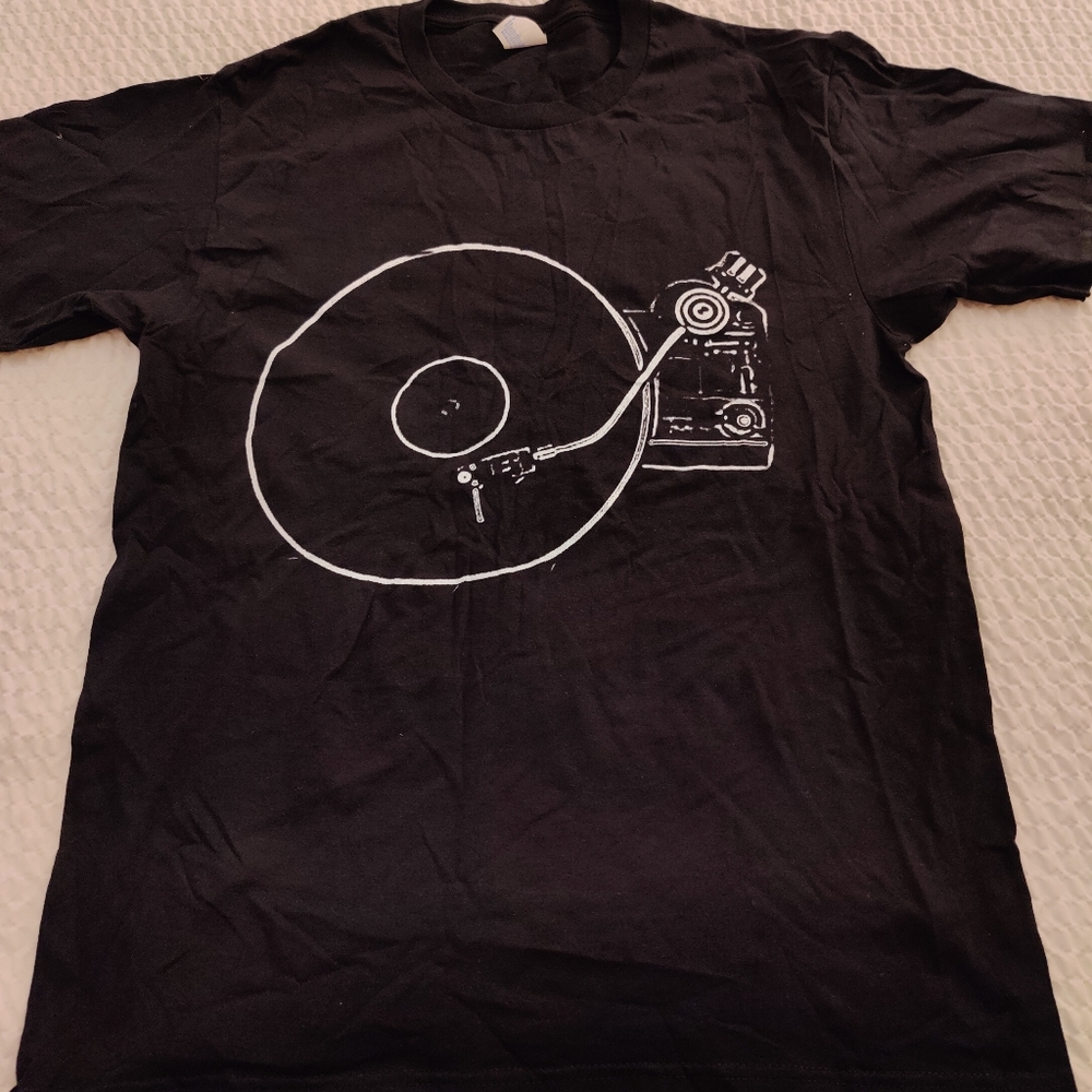TURN TABLE GRAPHICS T-SHIRT MENS SIZE MEDIUM BLACK